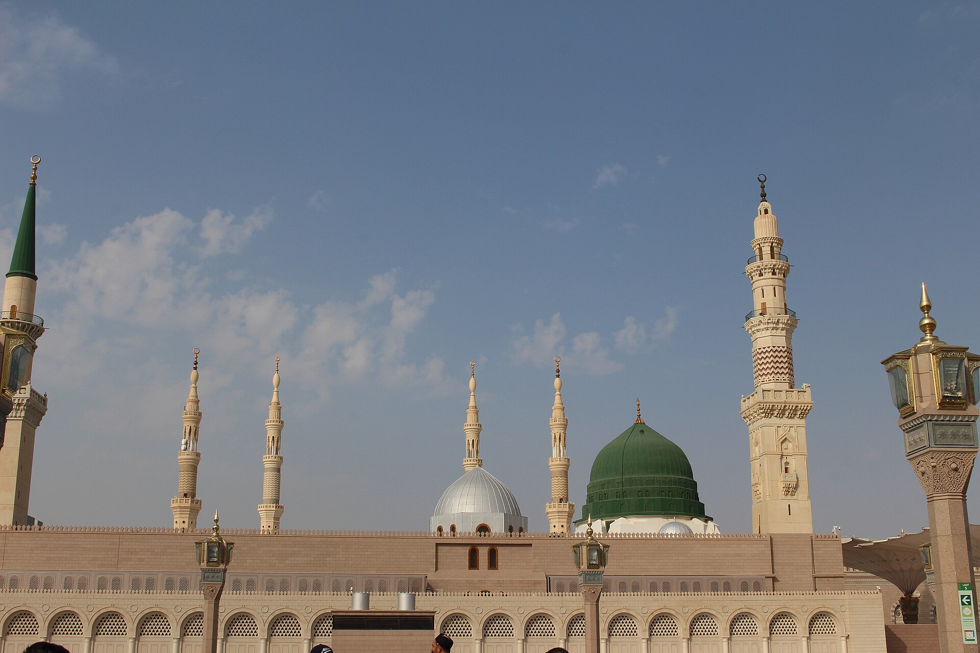 Madinah Airport Transfer – Premium Chauffeur Service from Prince Mohammad bin Abdulaziz Airport (MED) 1 The Green Dome of the Prophet's Mosque in Madinah